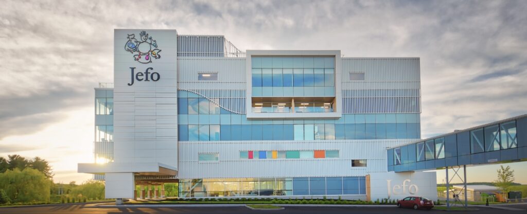 Architecture contemporaine du siège social Jefo Nutrition avec vitrages pleine hauteur, panneaux Multifaçades et brise-soleil intégrés par STEKAR.