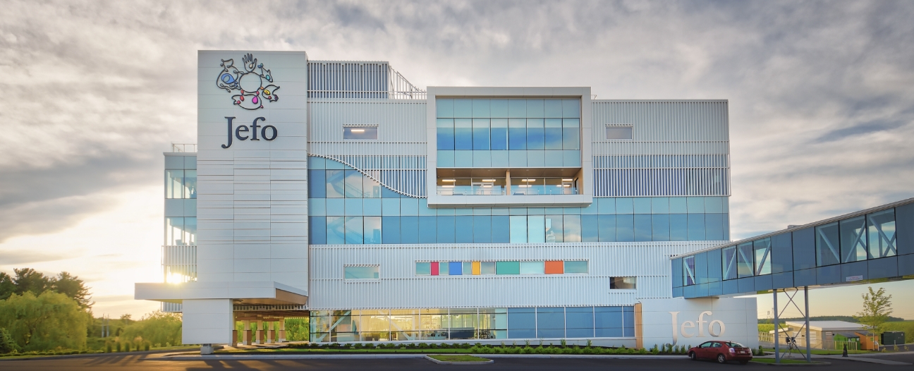 Architecture contemporaine du siège social Jefo Nutrition avec vitrages pleine hauteur, panneaux Multifaçades et brise-soleil intégrés par STEKAR.