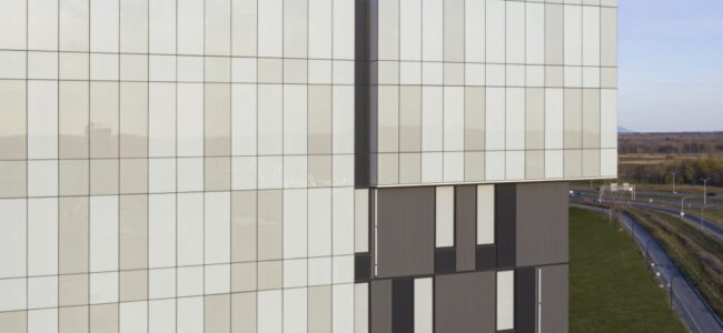 Façade du Courtyard Marriott Brossard avec alternance de mur-rideau et panneaux opaques Multifaçades.