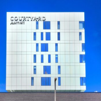 Hôtel Courtyard Marriott Lebourgneuf avec façade en panneaux Multifaçades et fenêtres intégrées.