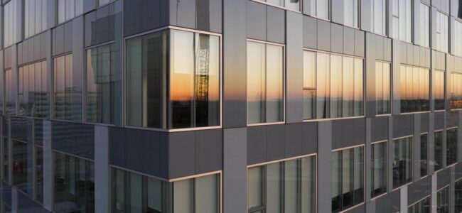 Façade vitrée ventilée du Marriott Brossard construite avec le système Multifaçades, combinant des panneaux de verre blanc opaque et des vitrages fixes pour un design élégant et hautement performant.