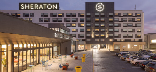 Rénovation de la façade du Sheraton Laval avec le système Multifaçades de STEKAR, intégrant panneaux vitrés et sections opaques performantes.