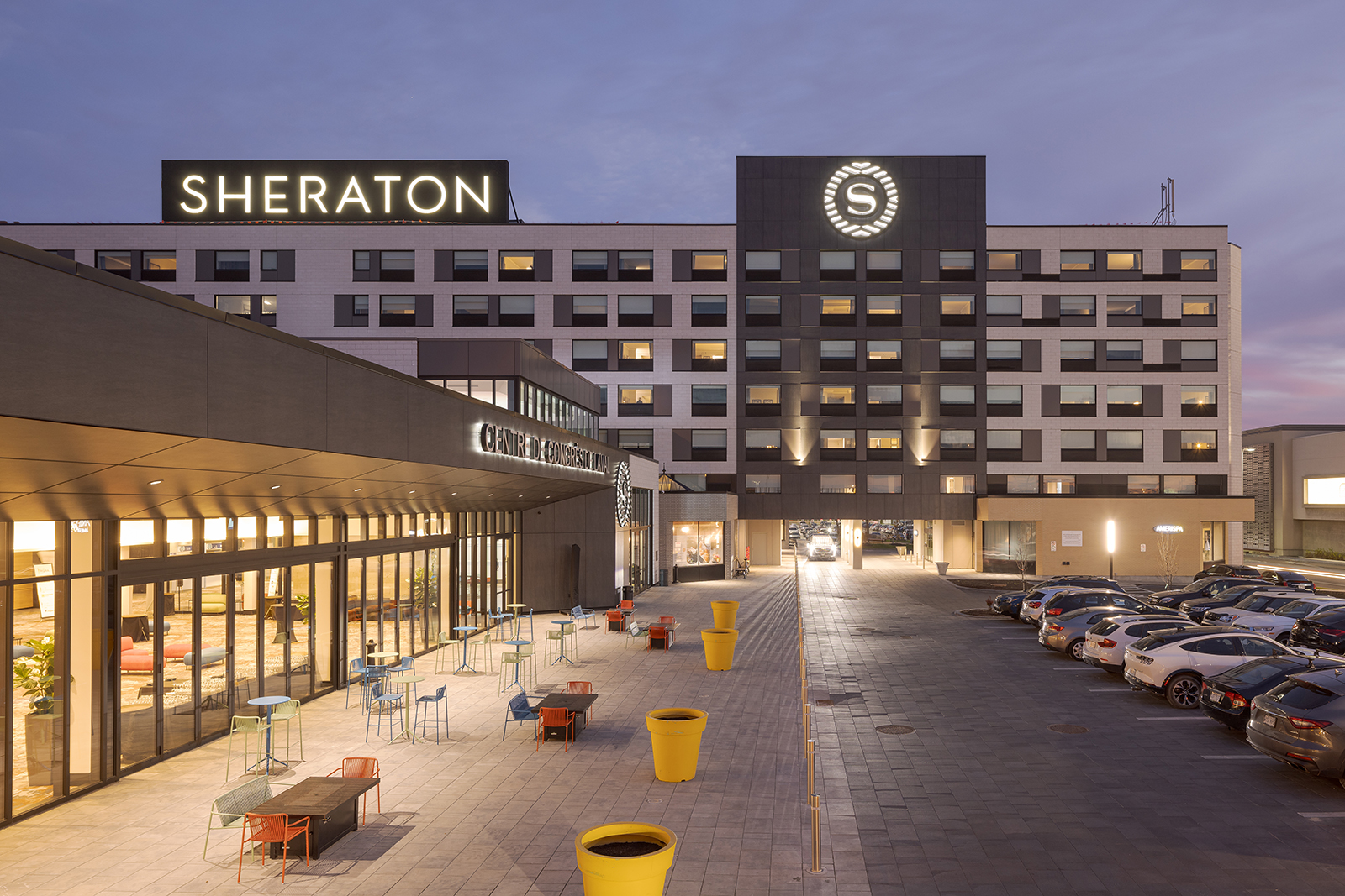 Rénovation de la façade du Sheraton Laval avec le système Multifaçades de STEKAR, intégrant panneaux vitrés et sections opaques performantes.
