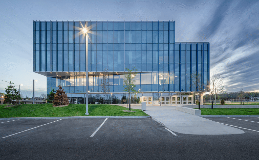 Façade en mur-rideau de l’école secondaire LaSalle réalisée avec le système STE-6000 de Stekar