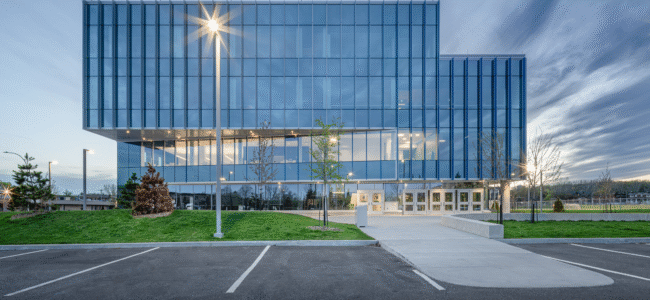 Façade en mur-rideau de l’école secondaire LaSalle réalisée avec le système STE-6000 de Stekar