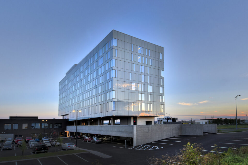 Courtyard Marriott Lebourgneuf hotel in Québec City featuring the STEKAR Multifaçades glass and aluminum façade system.