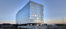 Courtyard Marriott Lebourgneuf hotel in Québec City featuring the STEKAR Multifaçades glass and aluminum façade system.