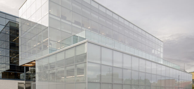 Façade vitrée sur deux étages en mur-rideau STE-6000 de la bibliothèque moderne.