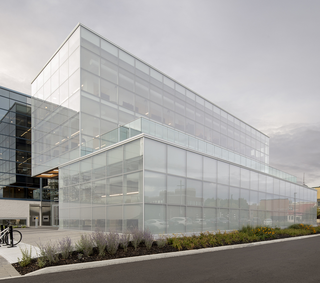 Façade vitrée sur deux étages en mur-rideau STE-6000 de la bibliothèque moderne.