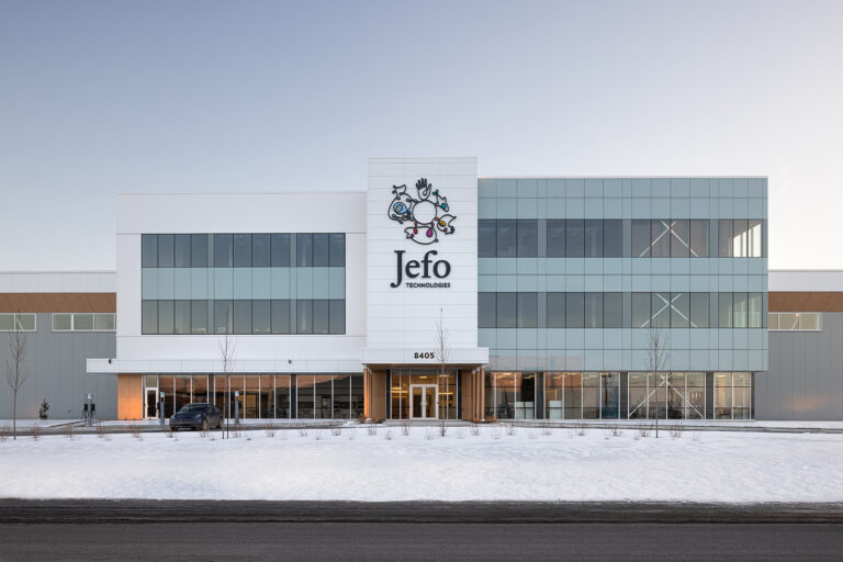 Façade du siège social de Jefo à Saint-Hyacinthe réalisée avec le système Multifaçades de STEKAR