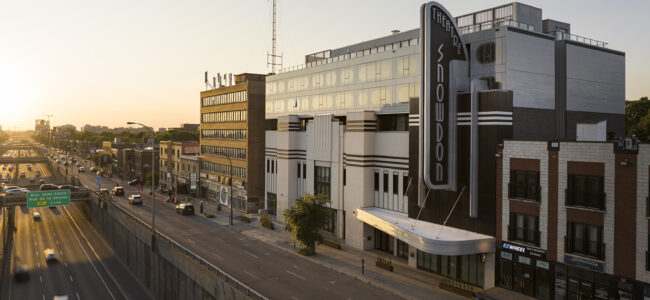 Façade rénovée du Théâtre Snowdon à Montréal avec le système Multifaçades, transformé en immeuble résidentiel contemporain.