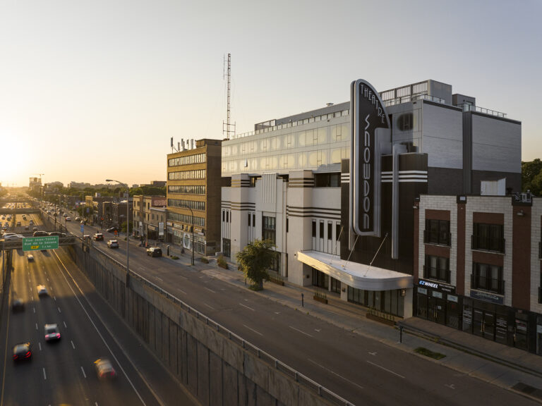 Façade rénovée du Théâtre Snowdon à Montréal avec le système Multifaçades, transformé en immeuble résidentiel contemporain.
