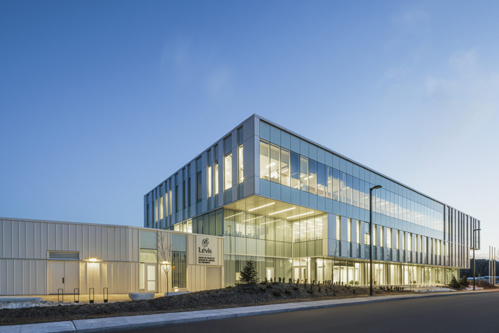 Photo grandiose de l'enveloppe du bâtiment du poste de police Lévis.