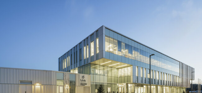 Photo grandiose de l'enveloppe du bâtiment du poste de police Lévis.