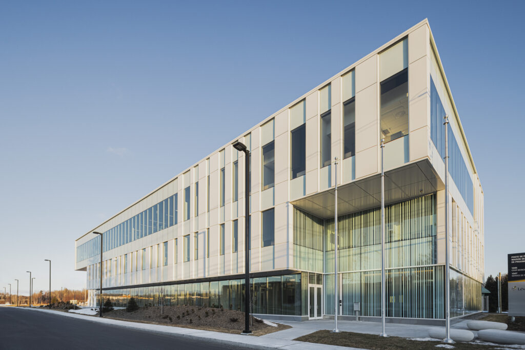 La façade du poste de police lévis en mur rideau.