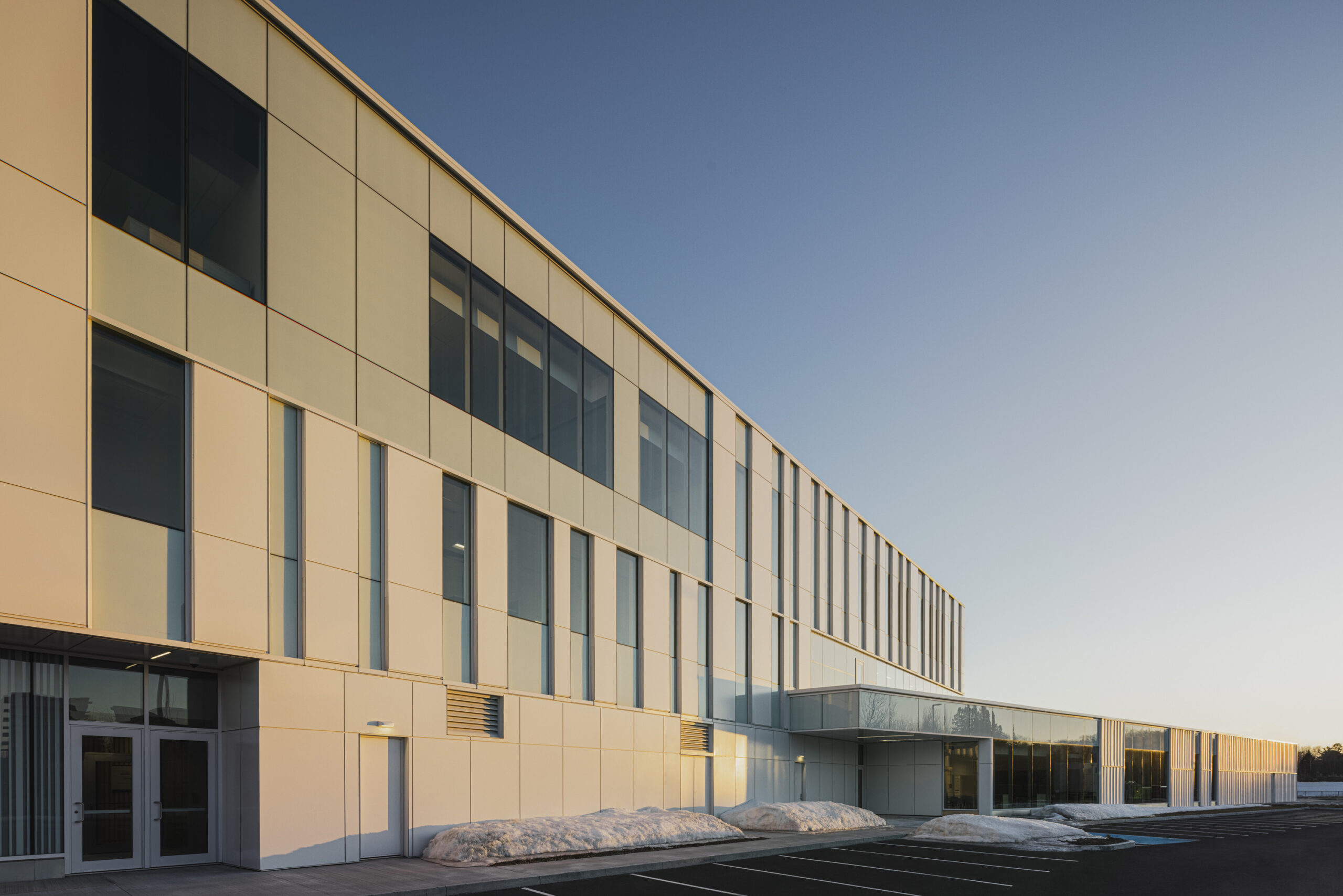 Photo de la façade du projet de construction du Poste de Police à Lévis.