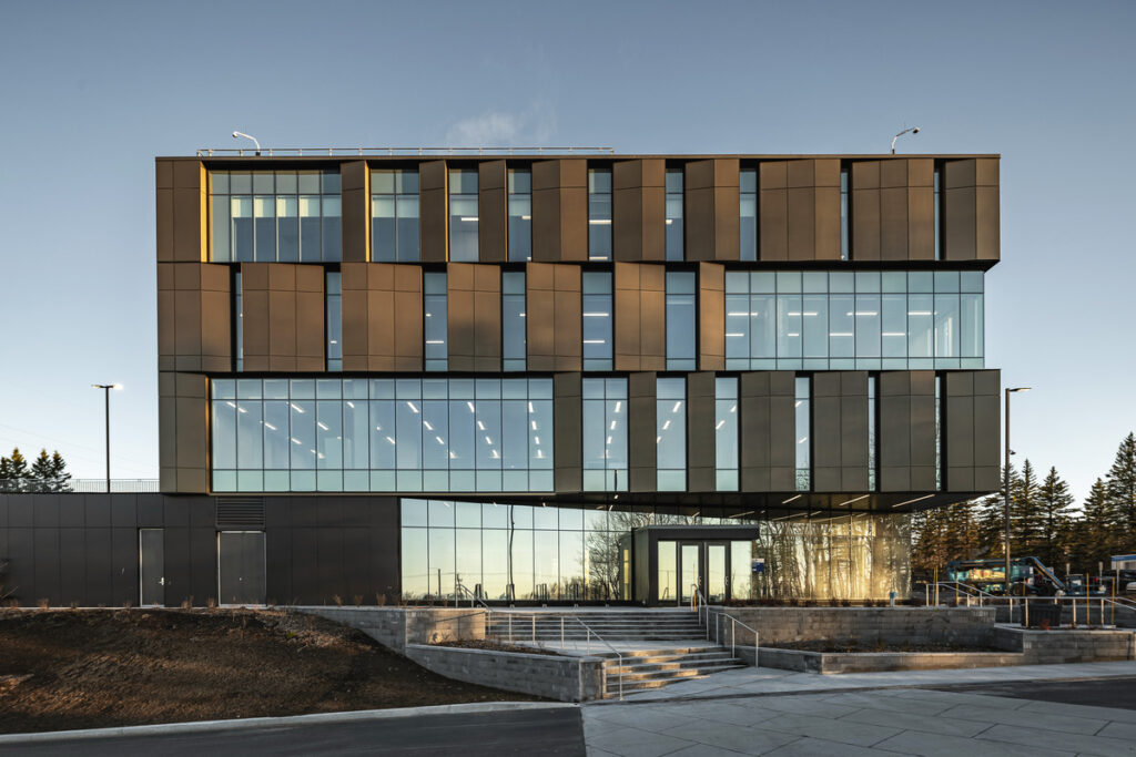 Modern façade of the Québec City Police Station, a six-story building featuring STE-6000 curtain walls and sleek contemporary cladding.