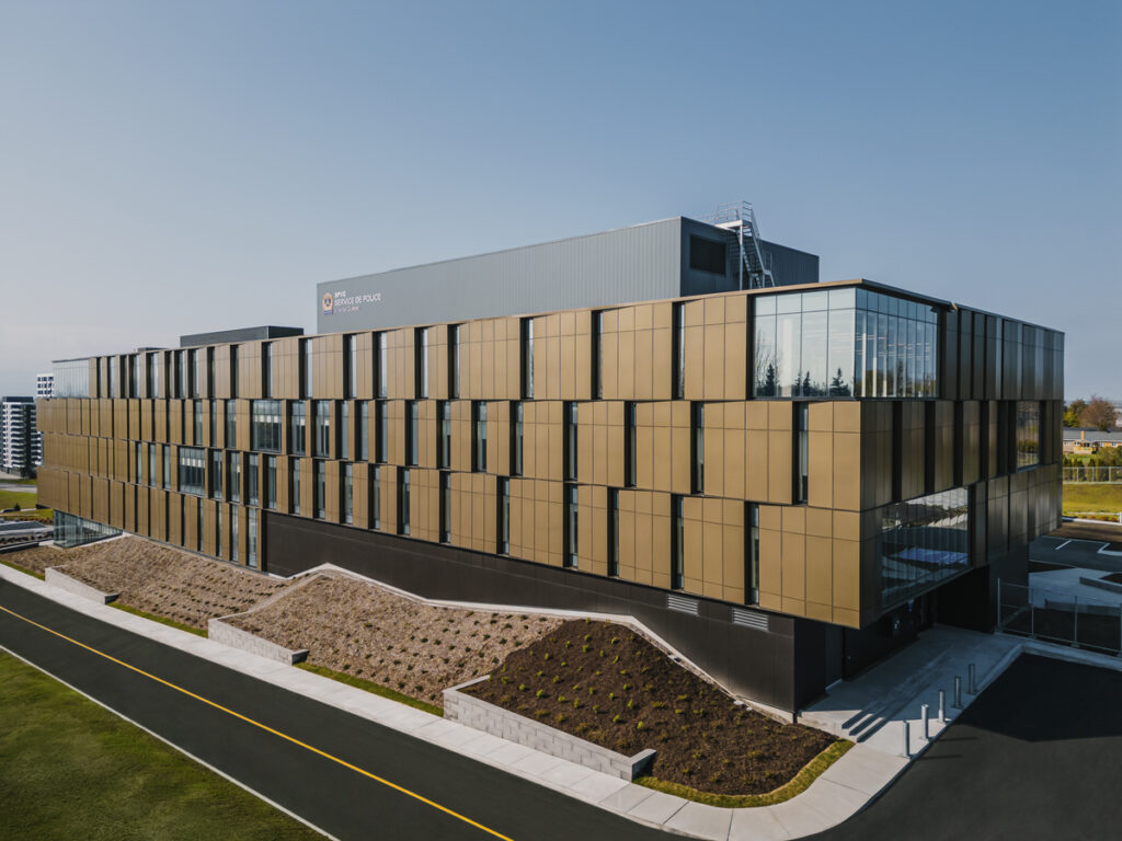 Québec City Central Police Station with bronze-toned cladding and integrated curtain walls (STE-6000 series).