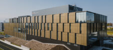 Québec City Central Police Station with bronze-toned cladding and integrated curtain walls (STE-6000 series).