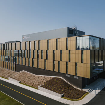 Québec City Central Police Station with bronze-toned cladding and integrated curtain walls (STE-6000 series).