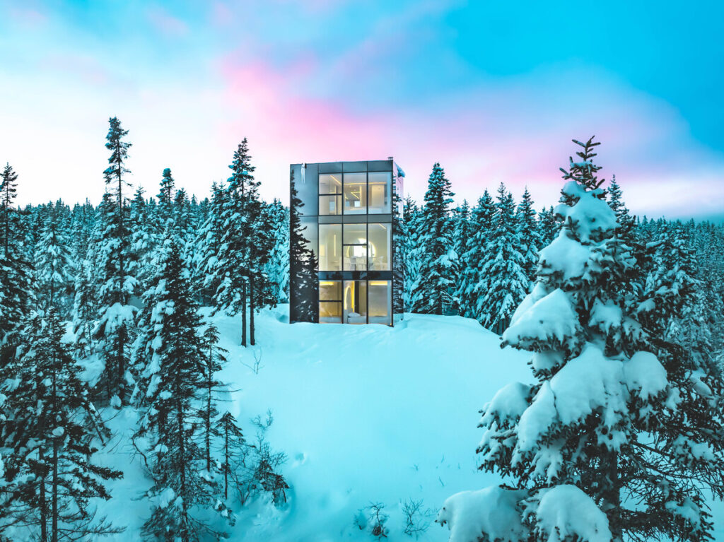 Black Mirror – Chalet architectural intégré au paysage nordique