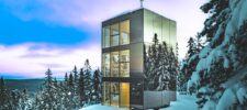 Micro-chalet Black Mirror avec façade miroir Multifacades STEKAR au cœur d’une forêt enneigée